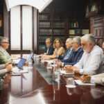 La Junta discute con empresarios de playa medidas para simplificar trámites y fortalecer la seguridad jurídica del sector
