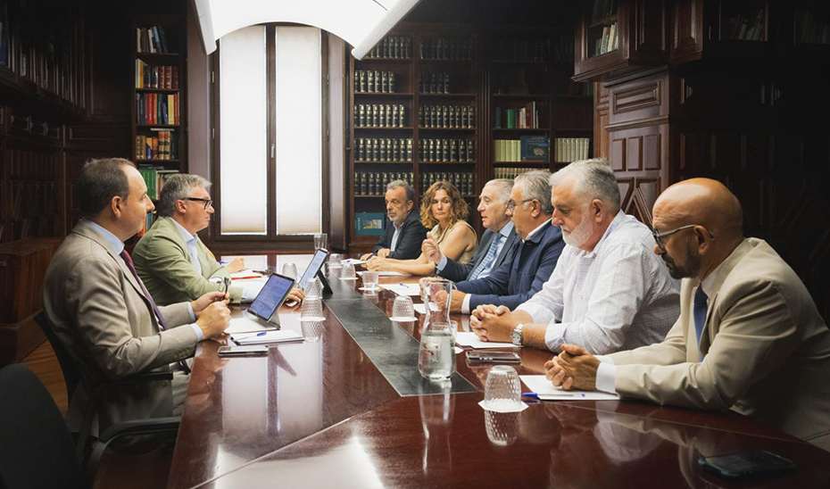La Junta discute con empresarios de playa medidas para simplificar trámites y fortalecer la seguridad jurídica del sector