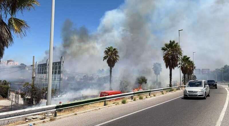 Incendio en el paraje Río Padrón en Estepona causa corte de carril en la A-7