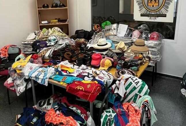 Intervención de más de 1.000 artículos de ropa y accesorios de venta ilegal en El Puerto