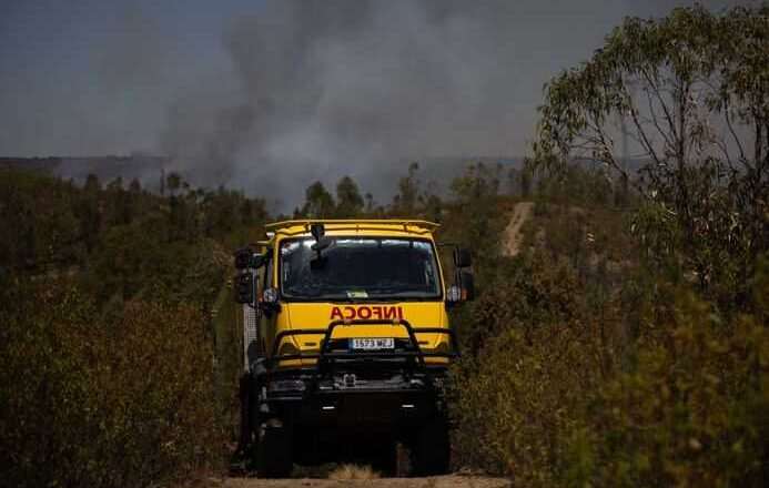Incendio en Niebla provoca el desalojo de 66 personas y el cierre de dos carreteras