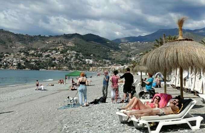 La Costa Tropical logra un 90% de ocupación en julio mientras la capital experimenta una disminución en comparación con 2025