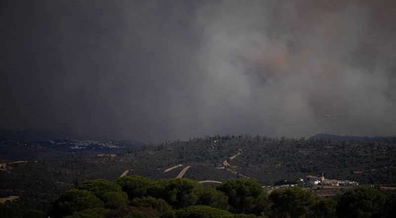 El fuego de Niebla se mantiene contenido sin afectar la provincia y con 681 desalojos