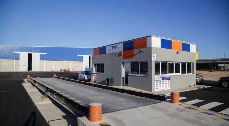 Delegación institucional recorre la nueva nave de cargas refrigeradas de PTP Group en La Cabezuela