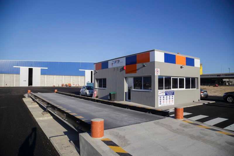Delegación institucional recorre la nueva nave de cargas refrigeradas de PTP Group en La Cabezuela
