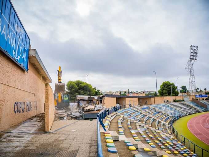 Inician la construcción del nuevo estadio de San Fernando con la demolición del muro del estadio Bahía Sur