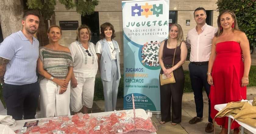 Participación del diputado de Empleo y Empresa en La Noche del Comercio de Villacarrillo con la colaboración de la Diputación