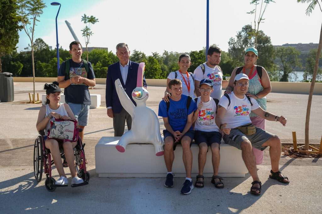 Sanz recorre la Puerta de la Barqueta tras su remodelación como acceso emblemático de la Expo 92