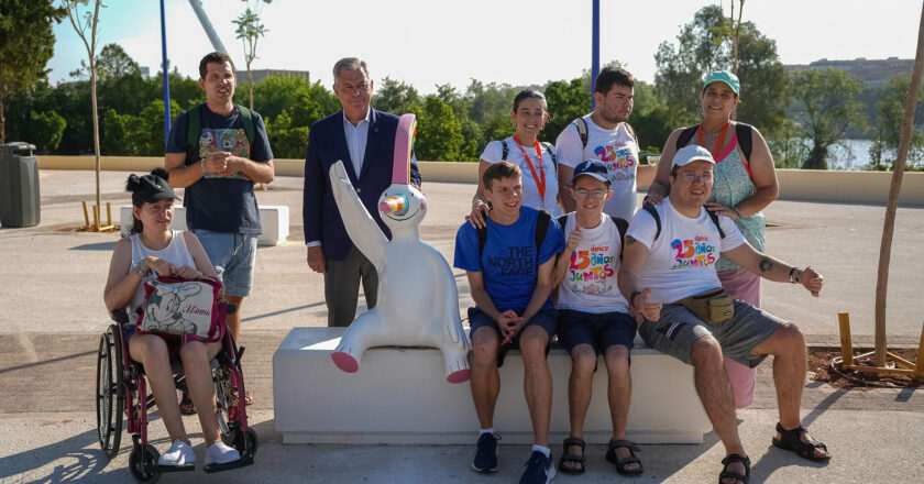 Sanz recorre la Puerta de la Barqueta tras su remodelación como acceso emblemático de la Expo 92