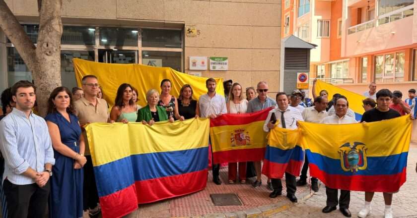 Instituciones almerienses rinden homenaje a la comunidad colombiana con un minuto de silencio por las víctimas del terremoto