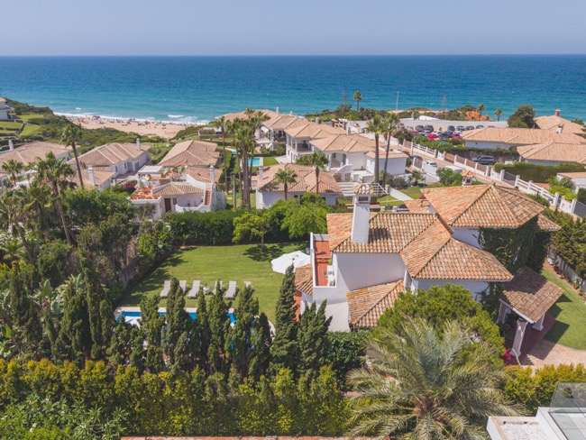 Fotografía aérea de una villa en Roche, Cádiz