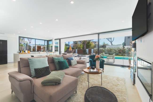 Fotografía de interiores de una villa en Roche, Cádiz