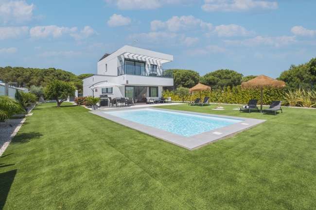Fotografía de una villa con piscina en Roche, Cádiz