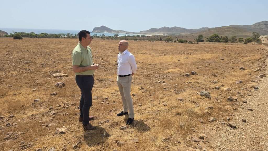 Diputación promueve la agricultura y el turismo en Níjar mediante la pavimentación de nueve caminos rurales