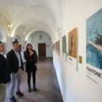 La exposición ‘Alma Cromática’ se presenta en la Facultad de Filosofía y Letras para reflexionar sobre la pérdida de color en el mundo contemporáneo