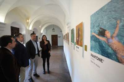 La exposición ‘Alma Cromática’ se presenta en la Facultad de Filosofía y Letras para reflexionar sobre la pérdida de color en el mundo contemporáneo