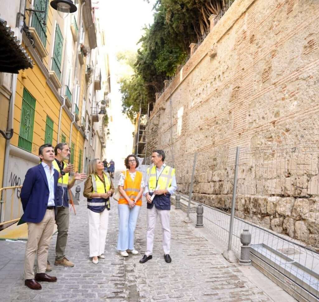 Avance en la restauración del muro del Cuarto Real de Santo Domingo y mejora del entorno de la Cuesta de Aixa