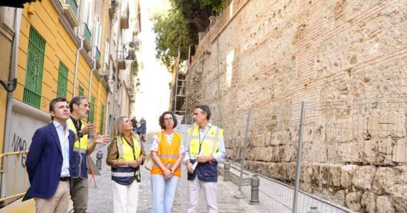 Avance en la restauración del muro del Cuarto Real de Santo Domingo y mejora del entorno de la Cuesta de Aixa