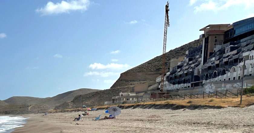 La Junta da inicio al proceso para restablecer la legalidad en El Algarrobico