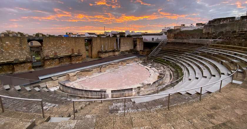 La Consejería de Cultura trabaja en la reconstrucción del frente escénico del Teatro Romano de Itálica