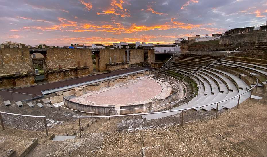 La Consejería de Cultura trabaja en la reconstrucción del frente escénico del Teatro Romano de Itálica