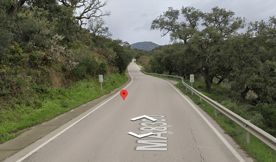 Cinco personas lesionadas en un choque frontal entre dos coches en Casares