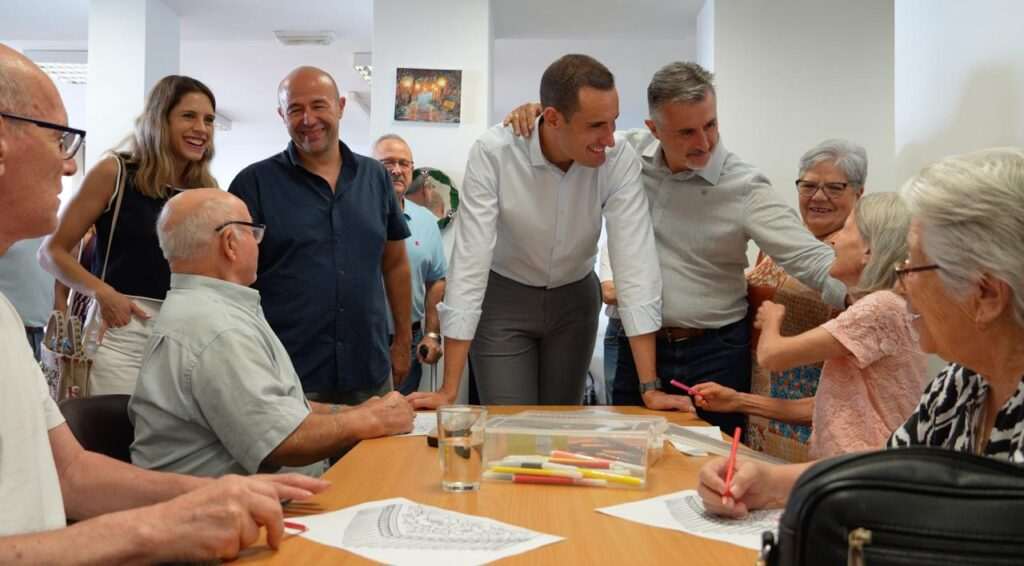 Latorre destaca el esfuerzo de la Asociación de Familiares y Personas con Alzheimer en la mejora de la calidad de vida de los enfermos