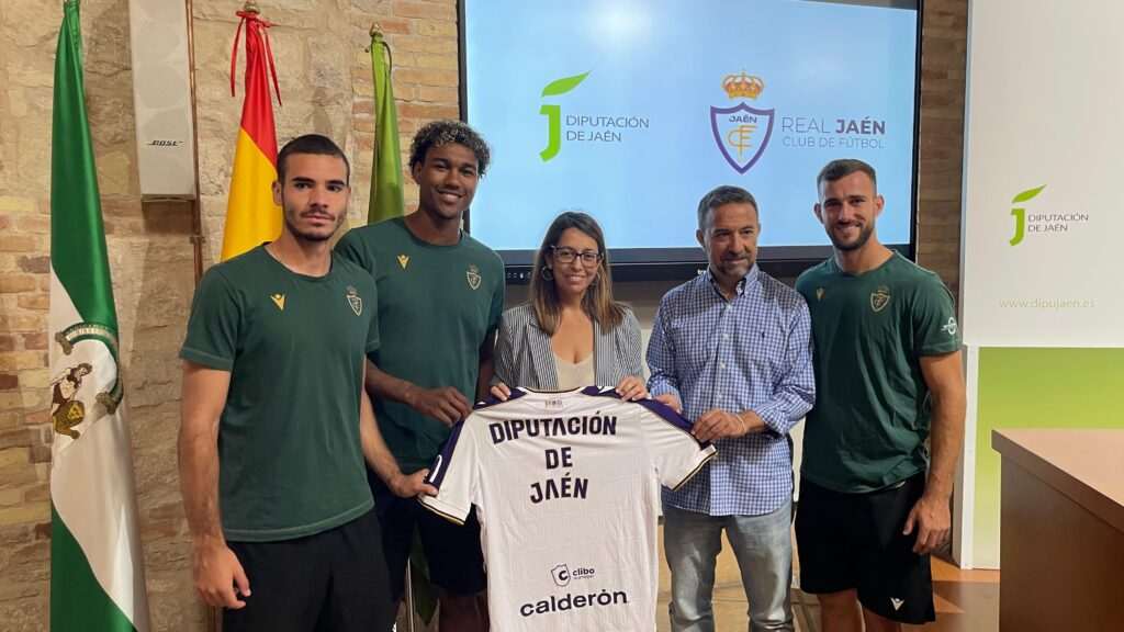 África Colomo resalta el prometedor comienzo de temporada del Real Jaén en la presentación de sus nuevos fichajes