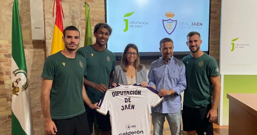 África Colomo resalta el prometedor comienzo de temporada del Real Jaén en la presentación de sus nuevos fichajes