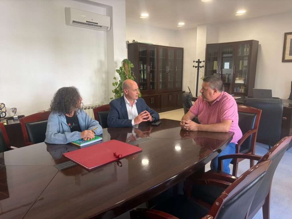 José Luis Hidalgo y Manuel Carrascosa analizan los servicios de la Diputación en Pegalajar