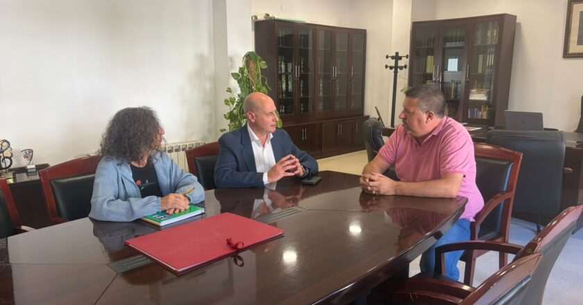 José Luis Hidalgo y Manuel Carrascosa analizan los servicios de la Diputación en Pegalajar