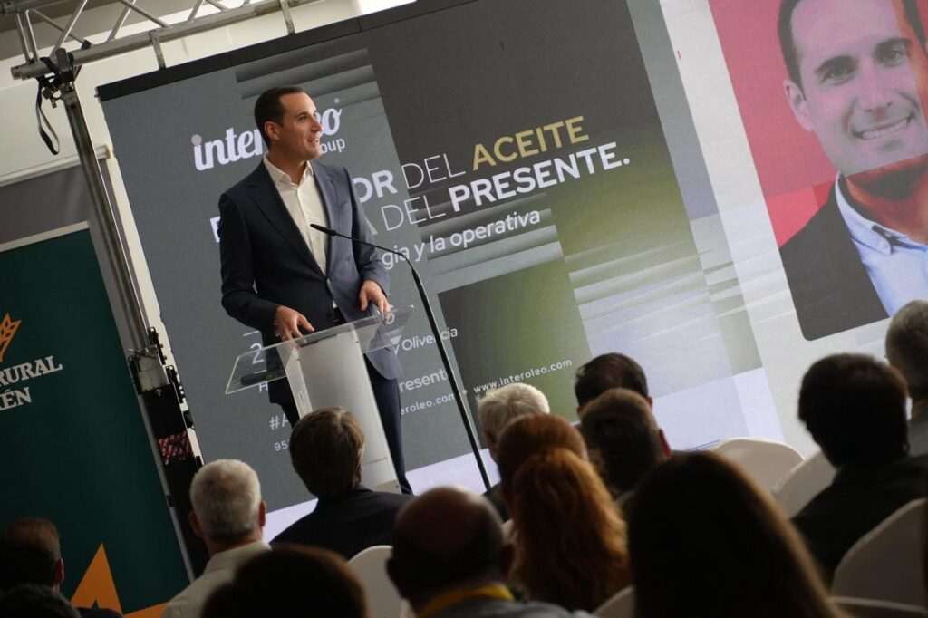 Inauguración de una jornada sobre el impacto de la geopolítica en el sector del aceite de oliva por parte del presidente de la Diputación