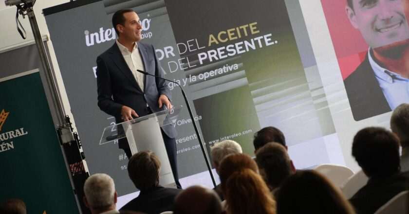 Inauguración de una jornada sobre el impacto de la geopolítica en el sector del aceite de oliva por parte del presidente de la Diputación