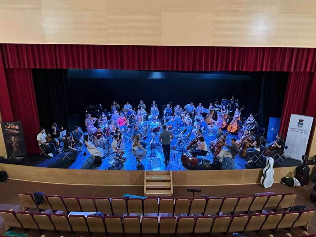Vanesa Beltrán asiste al ensayo de la orquesta en Prado del Rey