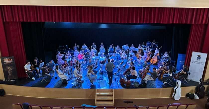 Vanesa Beltrán asiste al ensayo de la orquesta en Prado del Rey