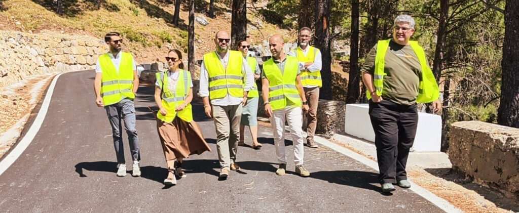Javier Bello verifica las obras en la carretera que une Grazalema y Zahara de la Sierra por el puerto de Las Palomas
