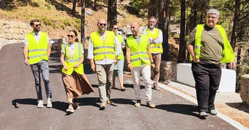 Javier Bello verifica las obras en la carretera que une Grazalema y Zahara de la Sierra por el puerto de Las Palomas