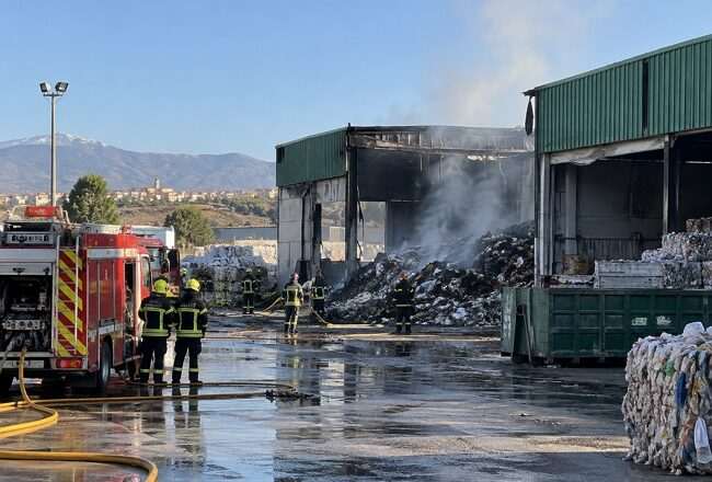 Incendio en planta de reciclaje de Alhendín controlado y extinguido