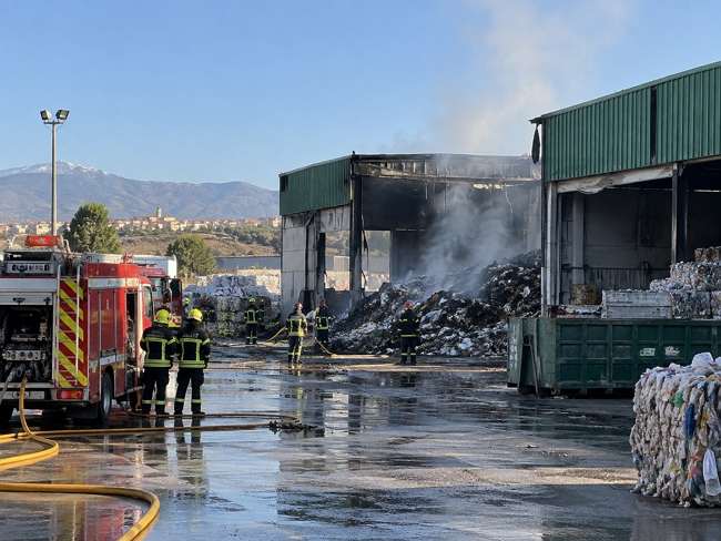 Incendio en planta de reciclaje de Alhendín controlado y extinguido