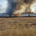 Operativos luchan contra el incendio en una nave abandonada de Palma del Río