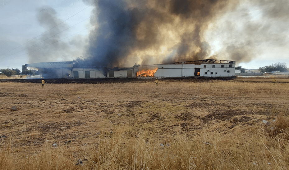Operativos luchan contra el incendio en una nave abandonada de Palma del Río