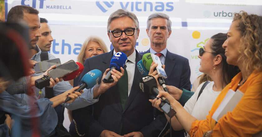 La Junta propone en Marbella una gestión turística enfocada en el valor económico y el equilibrio territorial