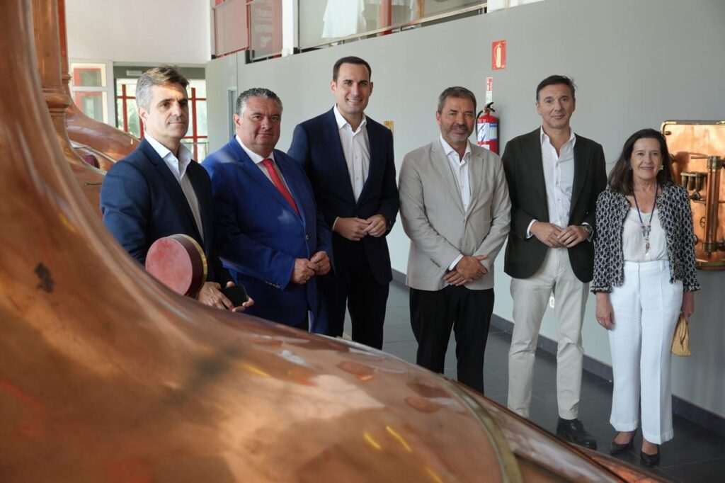 El presidente de la Diputación visita la fábrica de Heineken España