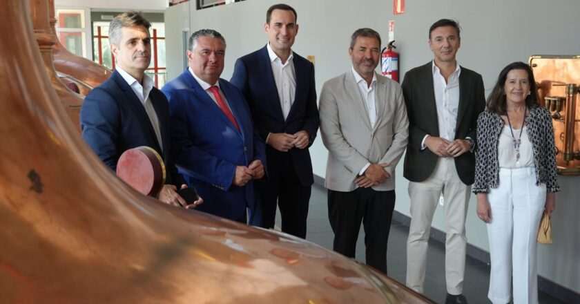 El presidente de la Diputación visita la fábrica de Heineken España