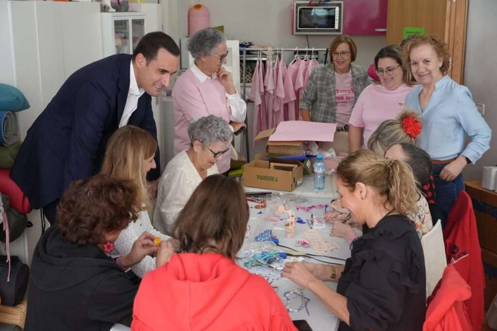 Juan Latorre destaca la labor de la Asociación Jiennense de Cáncer de Mama