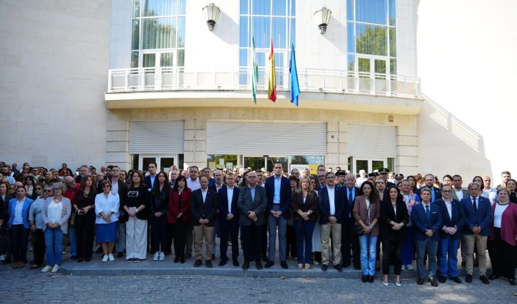 El presidente de la Diputación de Jaén participa en un emotivo minuto de silencio por las víctimas del accidente ferroviario de Urda