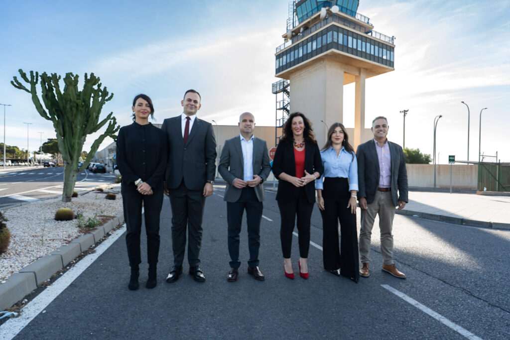 El primer vuelo directo desde Bucarest llega al aeropuerto de Almería