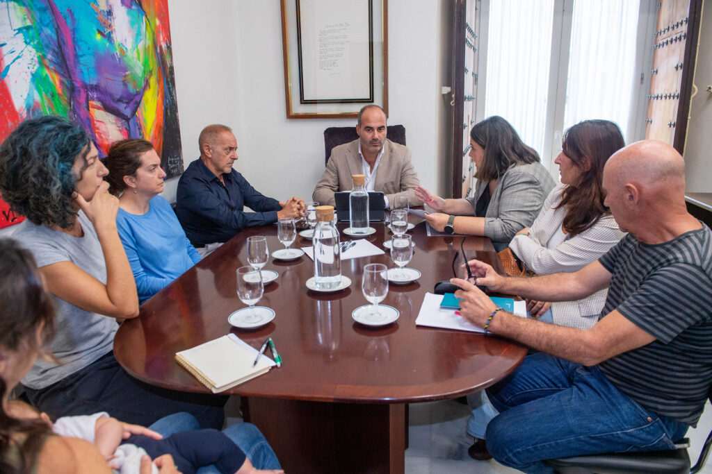 Antonio Aragón se reúne con la alcaldesa y la comunidad educativa