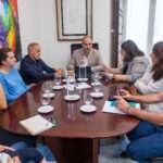 Antonio Aragón se reúne con la alcaldesa y la comunidad educativa