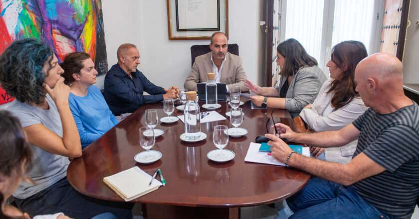 Antonio Aragón se reúne con la alcaldesa y la comunidad educativa
